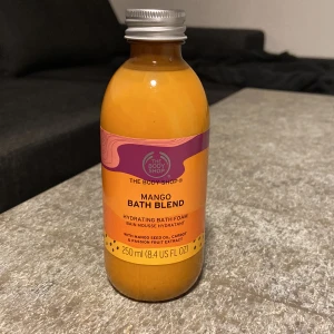 Bath blend - Oöppnad bath blend ifrån Bodyshop, doft mango. Ej använd på grund av att jag ej har badkaret. Nypris 115kr