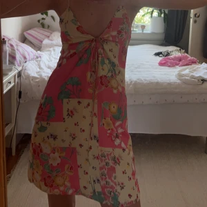 Zara klänning  - Säljer denna klänningen från Zara då jag har för många klänningar. Den är använd en gång så i superbra skick! 