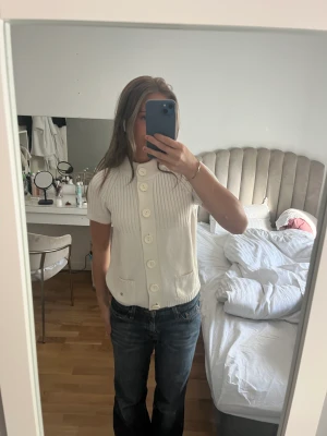 Vit kofta - Säljer denna super fina vita koftan💕