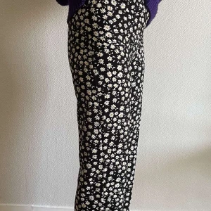 Blommiga byxor  - Blommiga kostymbyxor som är jätte fina till sommaren 🤍 storlek XS