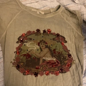 Snygg lite croppad tight topp  - Jättefin top som är köpt här på plick💕 Den kommer tyvärr inte till användning och behöver pengar 🌸 skriv till mig vid intresse 