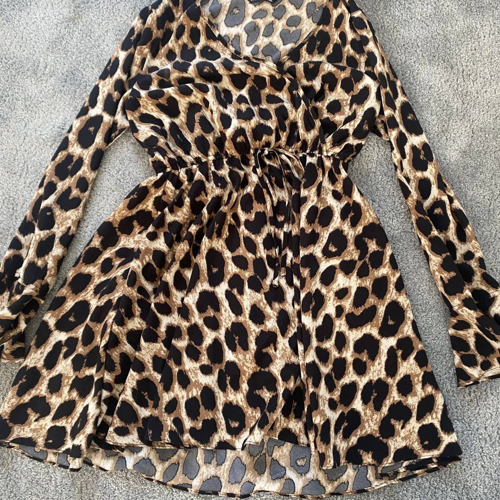 Leopard klänning i storlek S, den har långa ärmar och volanger vid händerna, säljes då den är för liten och använd 2gånger . Klänningar.