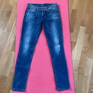 Levis denim curve - Nästan oanvända Levis demi Curve med håla på knäna. Underbar mjuk strech 