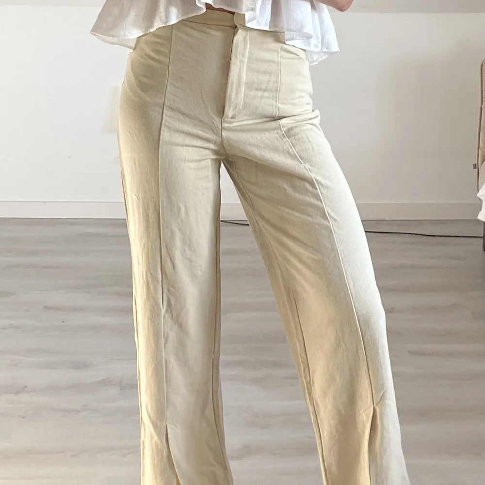 Fina byxor från H&M, storlek S. Fint skick! 🤍(175 cm)  Köpare står för frakten. Jeans & Byxor.