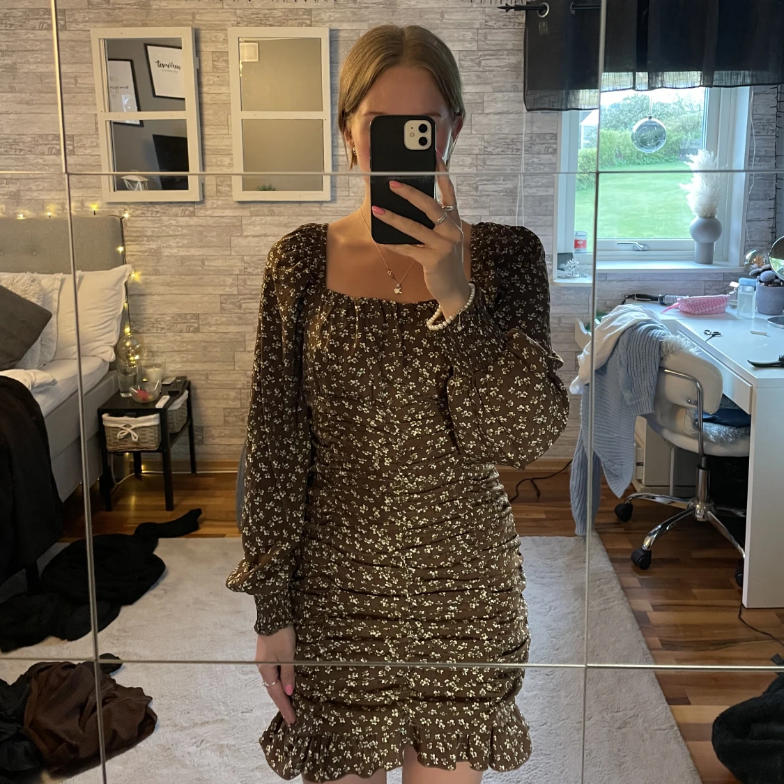 Brunblommig klänning 