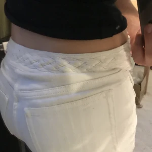 Midwaist jeans - Mina älskade vita jeans med de snyggaste unika detaljerna har blivit för små. De sitter medelhögt på mig o är uppsydda lite så de passar 165 men man kan enkelt sprätta bort styngnen så bli de 7 cm längre.