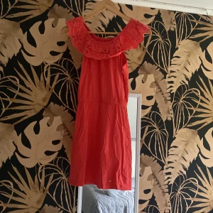 Klänning - Jätte fin röd klänning ifrån Hampton Republic. (Ljusare röd i verkligheten) Bra skick, säljer pga liten. Kontakta för mer info😊