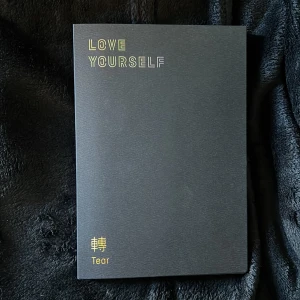 BTS album Tear R ver  - Fint skick! Kantstött på något ställe<33 inga photocards 