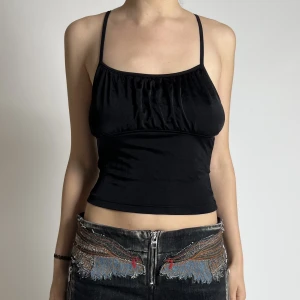 Svart topp y2k - storlek: S. jag accepterar ej prisförslag på detta plagg. möts i stockholm eller fraktar. man köper genom att meddela mig. :)