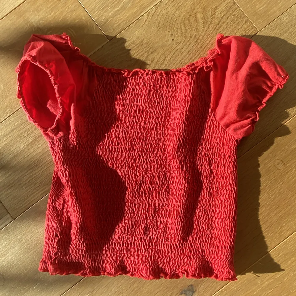 Säljer denna snygga röda tröja/topp! Supersnygg! Köp nu eller kom med prisförslag❤️fattar inte storleken men den är töjbar så torr den passar Xxs/xs/s/m ❤️köp nu eller kom med prisförslag . Toppar.