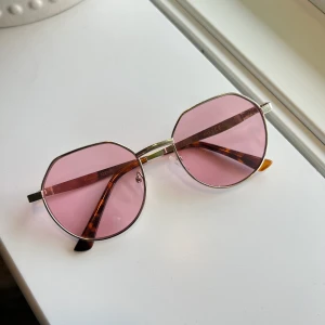 Solglasögon - Skitballa rosa solglasögon. Använd få gånger. Skicka meddelande vid frågor😊