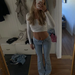 Lågmidjade jeans - Säljer dessa lågmidjade jeansen från gina tricot. De är helt slutsålda. Jeansen är i utmärkt sick(knappt använda). De sitter som en smäck💖💖💖
