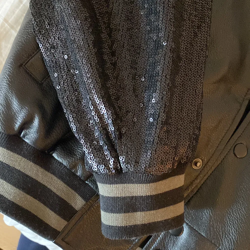Bomberjacka i fejkläder med paljetter på ärmarna 🪩❤️🔥 Köpt på Asos herr i storlek xs men är oversized Använd typ 2 gånger och ser ut som nyskick.. Takit.