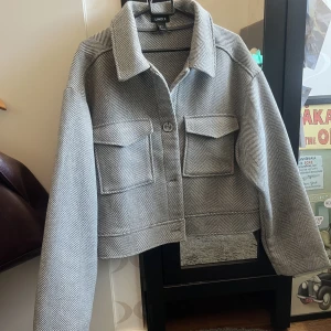 Croppad jacka - Oversized croppad skjortjacka från Lindex. Använd fåtal gånger Köparen står för frakten!