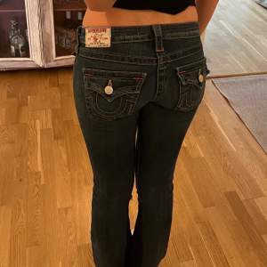 Säljer nu mina superfina true religion jeans då dom börjar bli för små. Midjemått-77 cm, innerbenslängd-80cm🥰Hör av dig vid frågor och intresse❤️