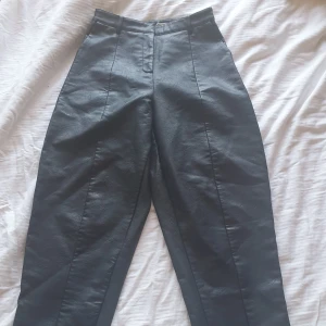 Pösiga skinnimitations byxor  - Använts ett fåtal gånger säljes pga för liten storlek. Saknar en knapp bredvid spännet med det påverkar inte hur dem sitter på.  Pris kan alltid diskuteras! Har du några frågor är det bara att höra av sig!