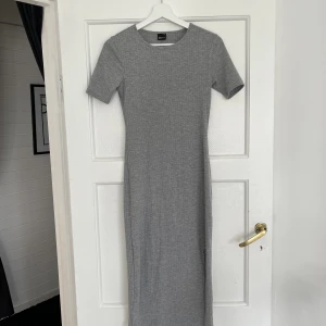 Vardagsklänning - Grå klänning från Gina  Storlek xs men passar även S och M. Använd fåtal gånger