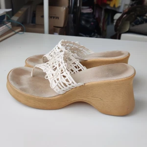 Standskor - Så dommriga platform flipflops från 2000-talet. En liten flisa var ramlat av och blivit pålimmad igen (bild 3). Inga fler bilder. Vinnande bud betalar med köp nu 