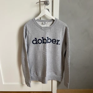 Tröja från Dobber - Grå tröja från Dobber. Tunn och skön passform i storlek L för herr. Använd flera gånger men i bra skick! 