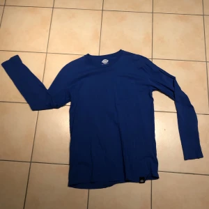 Dickies tröja - Longsleeve Dickies tröja som köptes för typ 2 år sen på pop-up store i Stockholm men inte kommit till nån användning. Säljer för att den e för stor. Storlek L. 75 kr. Köp sker via ”köp nu” funktionen :) 