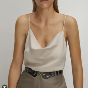 Linne silke creme färg från Massimo Dutti - Använd en gång. Strl 36. Fint material. Från Massimo Dutti. Slutsåld. 