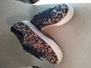 Helt nya Steve Madden Dam sneakers 41  - Helt nya Steve Madden Dam sneakers 41 