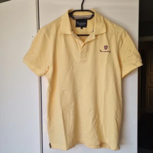 Pikétröja Bondelid - Pikétröja i bra skick, knappt använd. Storlek Small.