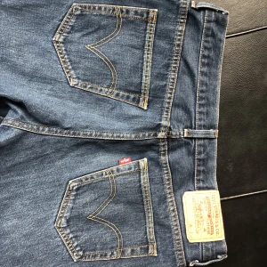 Levis jeans - Jättesnygga Levis jeans som tyvärr inte kommer till någon användning. Snygga på både tjejer o killar!!!
