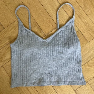 ribbat linne - grått ribbat linne, köpt på H&M