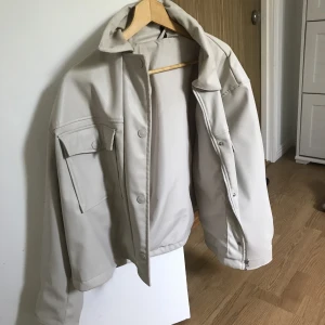 Vit skinnjacka strl L - Vit skinnjacka från h&m i storlek L. Jag använde den som overzise😍💕