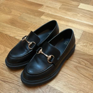 Loafers - Loafers med tjock sula, använda 2-3 gr, säljs pga för stora. Mycket fint skick. 