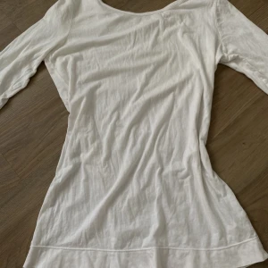 Tröja - Vit långärmad stretchig tröja, skims dupe. Oanvänd, sitter as snyggt på, men är tyvärr för stor för mig. Det går att använda för storlek S, men det står M på. Ordpris 199:-
