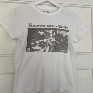 T-shirt  - T-shirt med tryck från Brandy melville. Vet ej storlek 