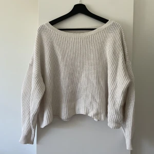 Stickad tröja  - En stickad tröja från Only, lite bredare i formen. Har en liten fläck men är inte allt för synligt, avdrag på pris pga det