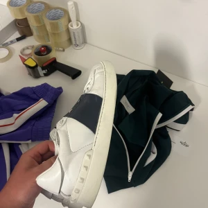 Valentino Open Navyblue  - Säljer dessa Valentino Open Navyblue  Storlek: 41.5, sitter som 42.5 Skick: 7/10, väldigt använda Pris: 2700:-  Skriv för fler bilder eller frågor😁  Finns 150+ referenser att visa upp!