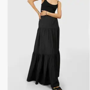 Säljer denna jättefina långkjolen ifrån boohoo då de andrig kommit till användning, prislapp kvar💕 frakt tillkommer❣️( kjolen är väldigt lång )