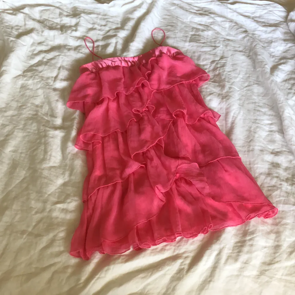 Såå fin rosa, kort klänning ifrån Italien från förra sommaren. Perfekt för sommaren o så himla fin färg. Önskar jag kunde behålla men är desperat efter pengar😁💕. Klänningar.
