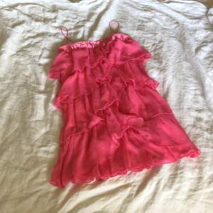 Såå fin rosa, kort klänning ifrån Italien från förra sommaren. Perfekt för sommaren o så himla fin färg. Önskar jag kunde behålla men är desperat efter pengar😁💕