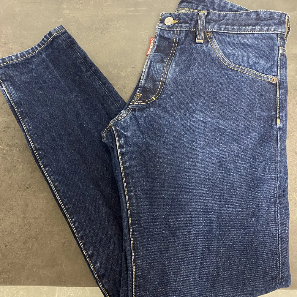 Säljer ett par äkta Dsquared2 jeans i färgen blå! Köpta på ABCD märkesbutik i Göteborg! Använda men i fint skick! Säljer på grund av tappat intresse☀️. Jeans & Byxor.