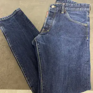 Säljer ett par äkta Dsquared2 jeans i färgen blå! Köpta på ABCD märkesbutik i Göteborg! Använda men i fint skick! Säljer på grund av tappat intresse☀️