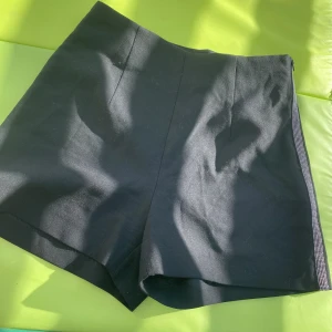 Zara shorts - Jättefina shorts som tyvärr har blivit små. I väldigt bra skick då dom används Max 5 ggr. Vid frågor är det bara att skriva. Pris kan diskuteras. 