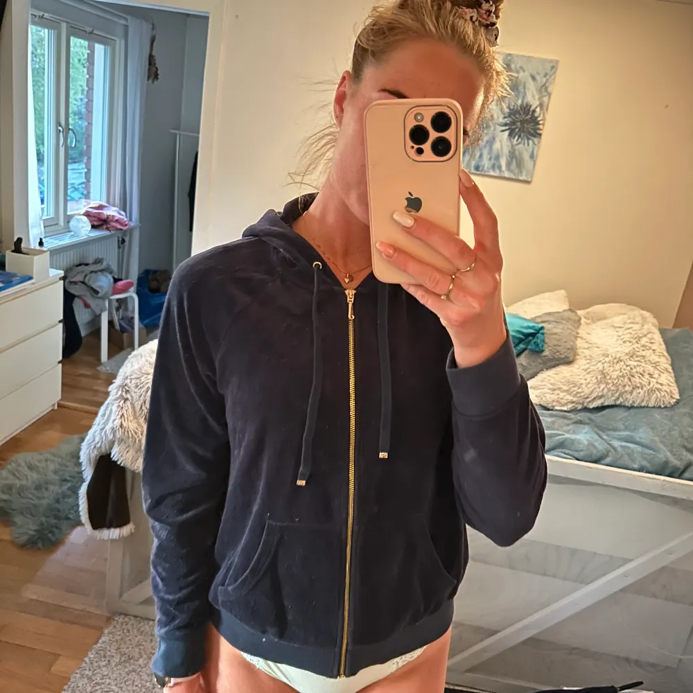 Juicy couture velour tröja. Använd fåtal gånger. . Hoodies.