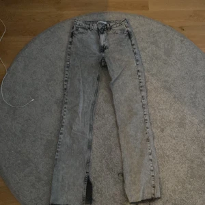 Zara jeans med slits - Säljer dessa jeans fråån zara som är använda endas 2 ggr, köpa för 359 men säljer för 200+frakt (OBS! Dom är klippta någon cm nere vid byxorna pga dom var lite för långa för mig som är 165)💗💗💗om ni har någon mer fråga hör av er !