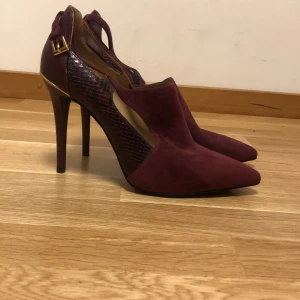MK skor - Jag säljer dessa MK-skor eftersom jag aldrig har använt dem och de är för små för mig och de är i mycket bra skick. Jag köpte dem för 1500kr men säljer för 1100kr.