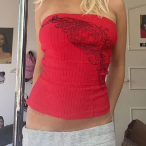 Röd topp - Röd axelbandslös topp försluts med dragkedja