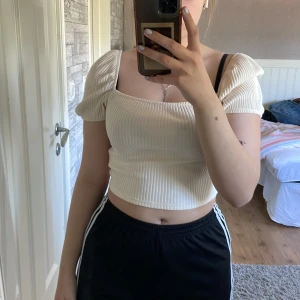 Créme vit tröja - Creme vit tröja från h&m Använd en gång och inga tecken på användning, bra skick! Strl M