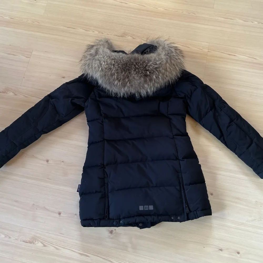 Säljer en Hollies Wilma Down jacket. Använd fåtal gånger så jackan är i nyskick. Avtagbar äkta tvättbjörnspäls Strl 36 😊 Nypris 4495kr, mitt pris 2500kr. Takit.