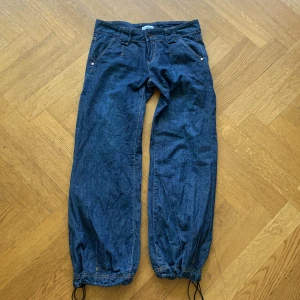 Lågmidjade byxor - Säljer dessa jätte fina lågmidjade byxor för att de har blivit för små för mig, byxorna är baggy och i slutändan vid foten kan man dra åt om man vill💗