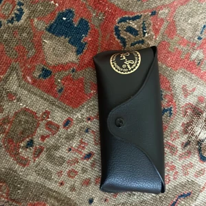 Svarta rayband  - Rayband sommar glajor som jag fick för cirka 1 år sen. De är inte slitna alls, 10/10 skick men är för små för mig. 