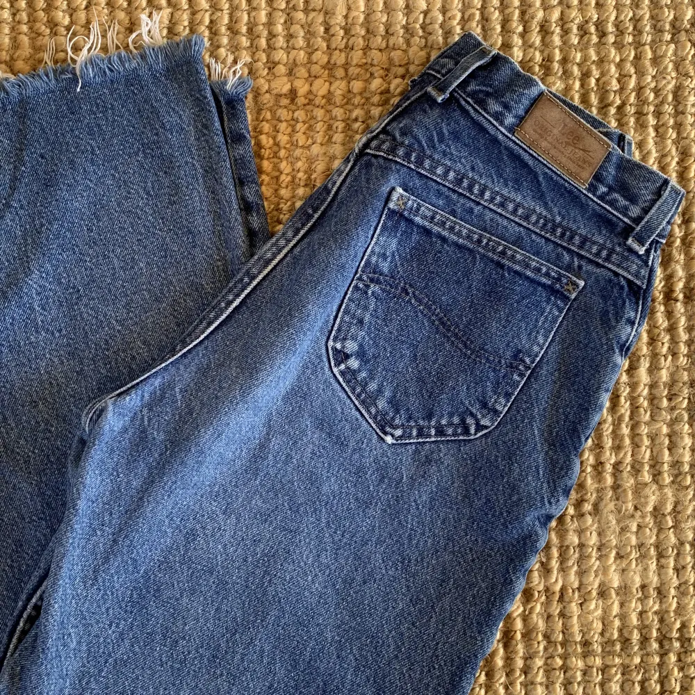 Mörkblå vintage lee-jeans! Mäter 83 cm i midjan och 99cm i längd. Jeans & Byxor.